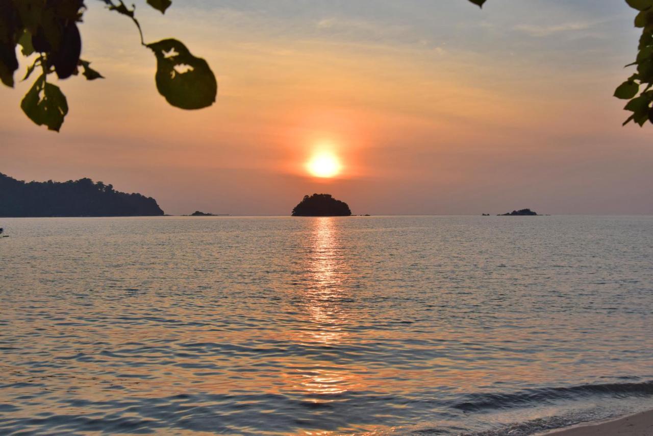 Avi Pangkor Beach Resort Kampong Pasir Bogak Extérieur photo